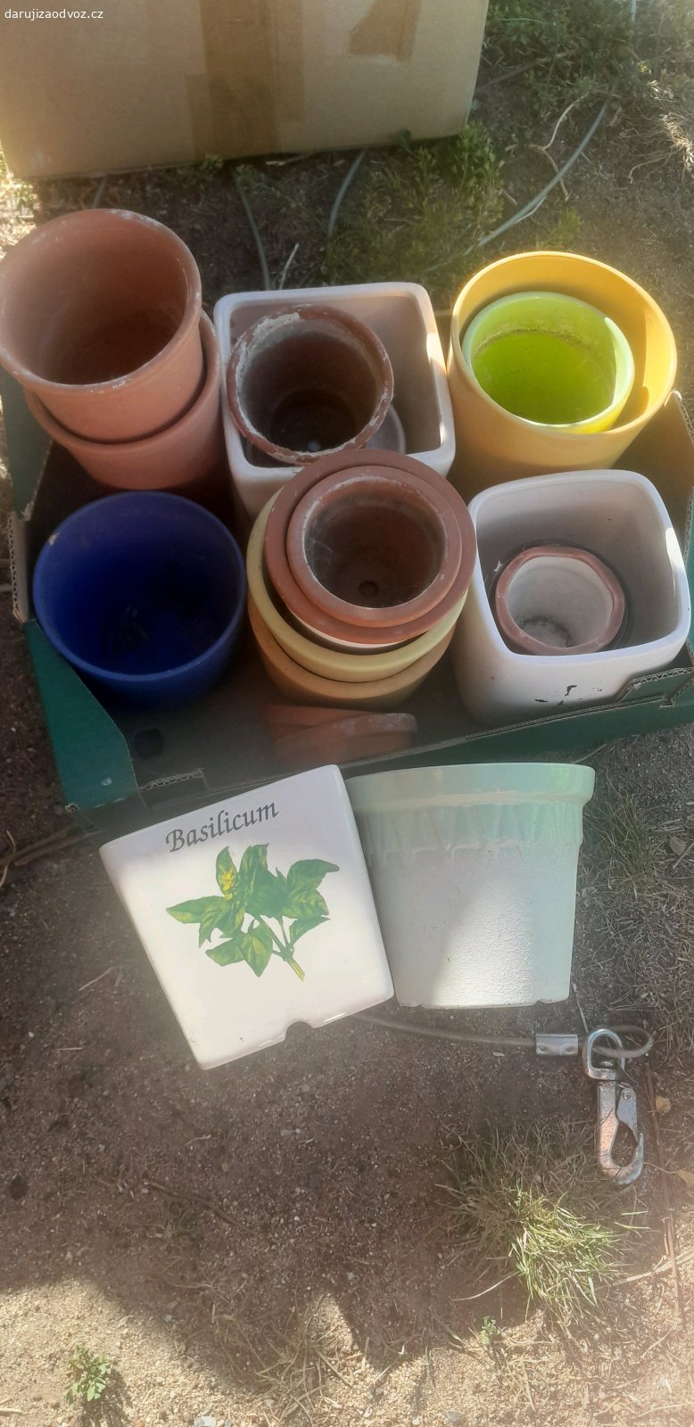 Keramické květináče. Daruji různé keramické květináče, většinou bez podmisek. Adresa smyšlená, Kly nebo Mělník dle dohody.