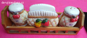 Keramické nádobky na sůl a pepř v dřevěném stojánk