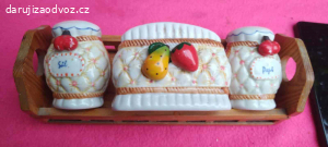 Keramické nádobky na sůl a pepř v dřevěném stojánk