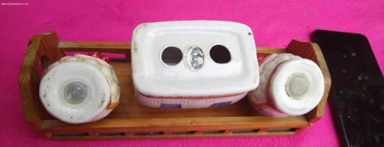 Keramické nádobky na sůl a pepř v dřevěném stojánk. Nabízím (třeba za čokoládu Milka, není podmínkou) keramické nádobky na sůl a pepř v dřevěném stojánku a stojánek na ubrousky s malovaným obrázkem ovoce, k odvozu Praha Strašnice. Mobilní telefon je pouze pro představu, jak jsou kořenky cca velké - mobil NENÍ součástí nabídky.