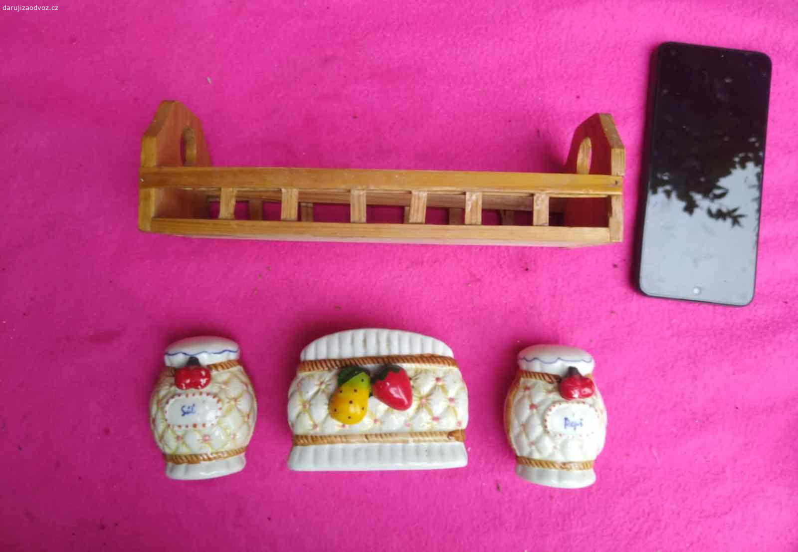 Keramické nádobky na sůl a pepř v dřevěném stojánk. Nabízím (třeba za čokoládu Milka, není podmínkou) keramické nádobky na sůl a pepř v dřevěném stojánku a stojánek na ubrousky s malovaným obrázkem ovoce, k odvozu Praha Strašnice. Mobilní telefon je pouze pro představu, jak jsou kořenky cca velké - mobil NENÍ součástí nabídky.