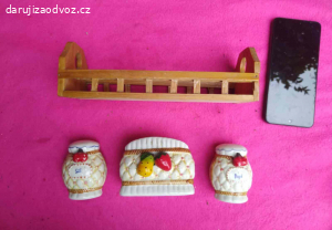 Keramické nádobky na sůl a pepř v dřevěném stojánk