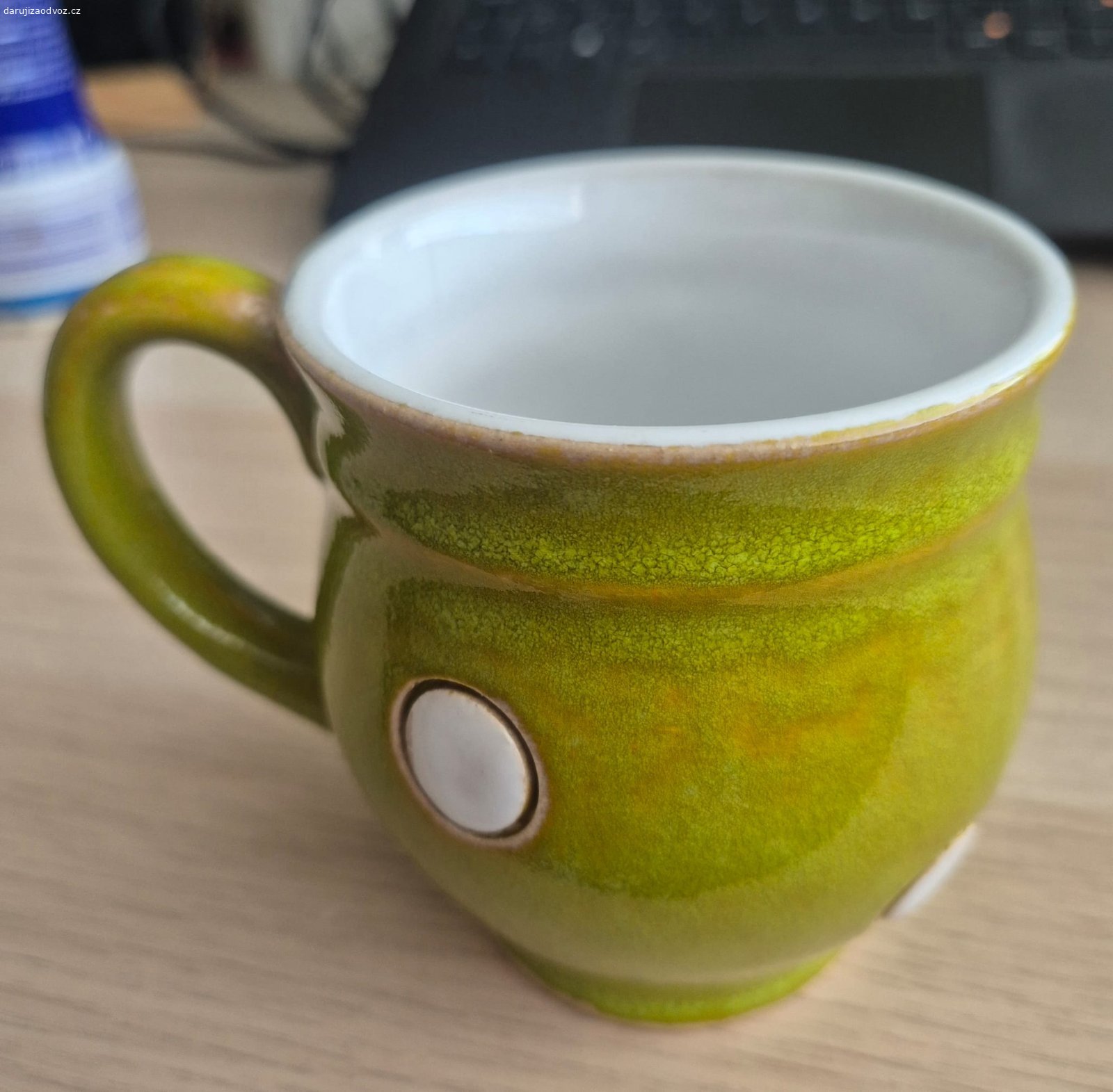 Keramický hrneček. výška 9,5 cm, průměr vršku 7,5 cm.
