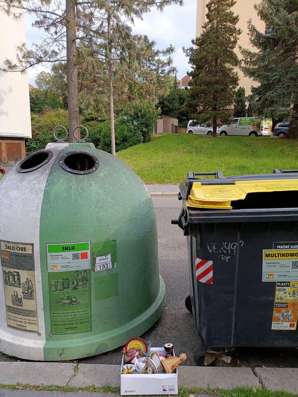 Keramika, ozdůbky. Nekdo to odložil u kontejnerů - Na Rozdílu