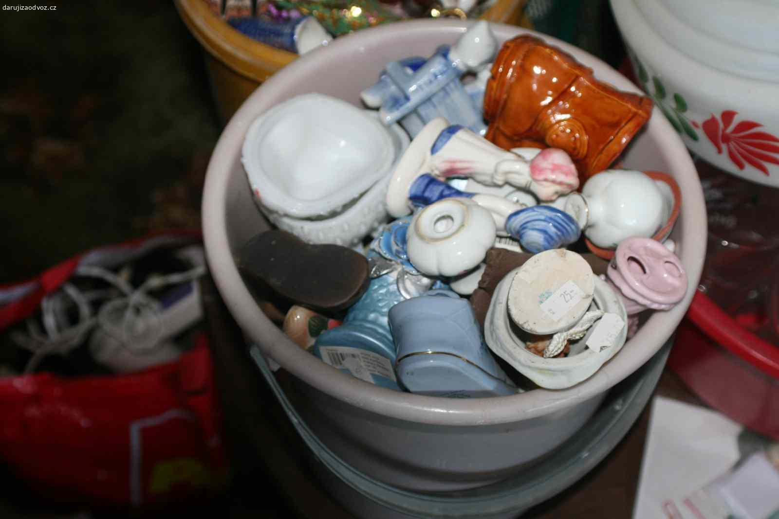 Keramika. Porcelánový sračičky vyměním za suroviny nebo jídlo třeba upečenou bábovku nebo domácí guláš, šišku salámu prostě co máte zrovna na plotně nebo v troubě. Pouze osobní odběr v Hořiněvsi 16km od Hradce Králové.