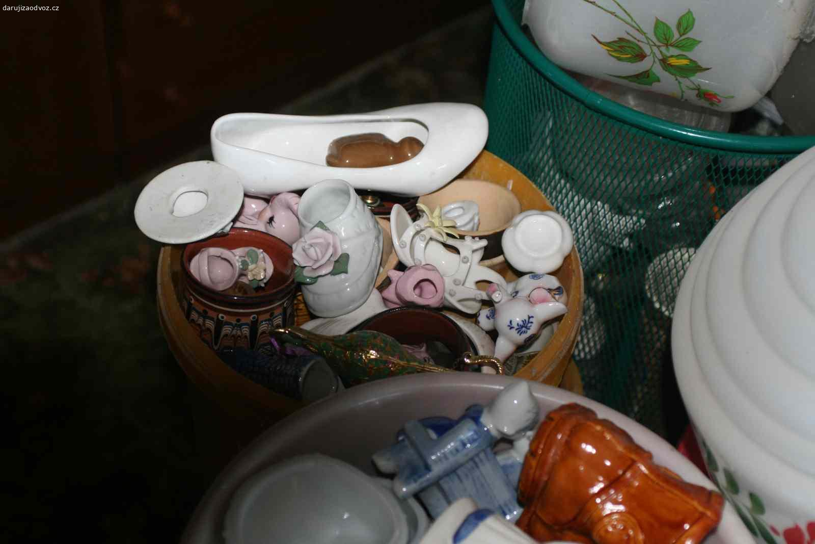 Keramika. Porcelánový sračičky vyměním za suroviny nebo jídlo třeba upečenou bábovku nebo domácí guláš, šišku salámu prostě co máte zrovna na plotně nebo v troubě. Pouze osobní odběr v Hořiněvsi 16km od Hradce Králové.