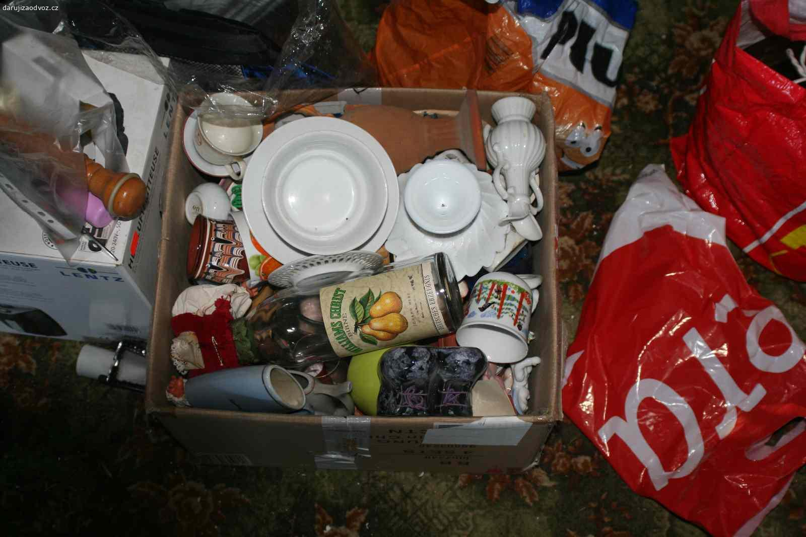 Keramika. Porcelánový sračičky vyměním za suroviny nebo jídlo třeba upečenou bábovku nebo domácí guláš, šišku salámu prostě co máte zrovna na plotně nebo v troubě. Pouze osobní odběr v Hořiněvsi 16km od Hradce Králové.