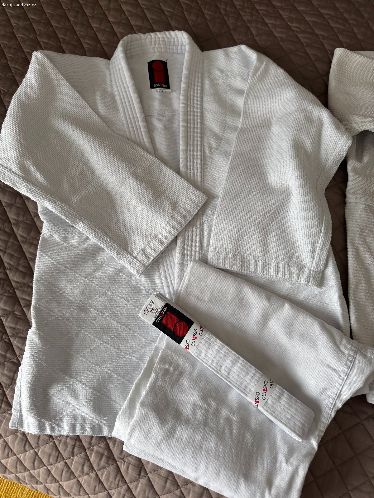 Kimono na judo vel. 140. Daruji dvě kimona na judo velikost 140. Včetně kalhot a bílých pásků. Nošené, ale funkční.