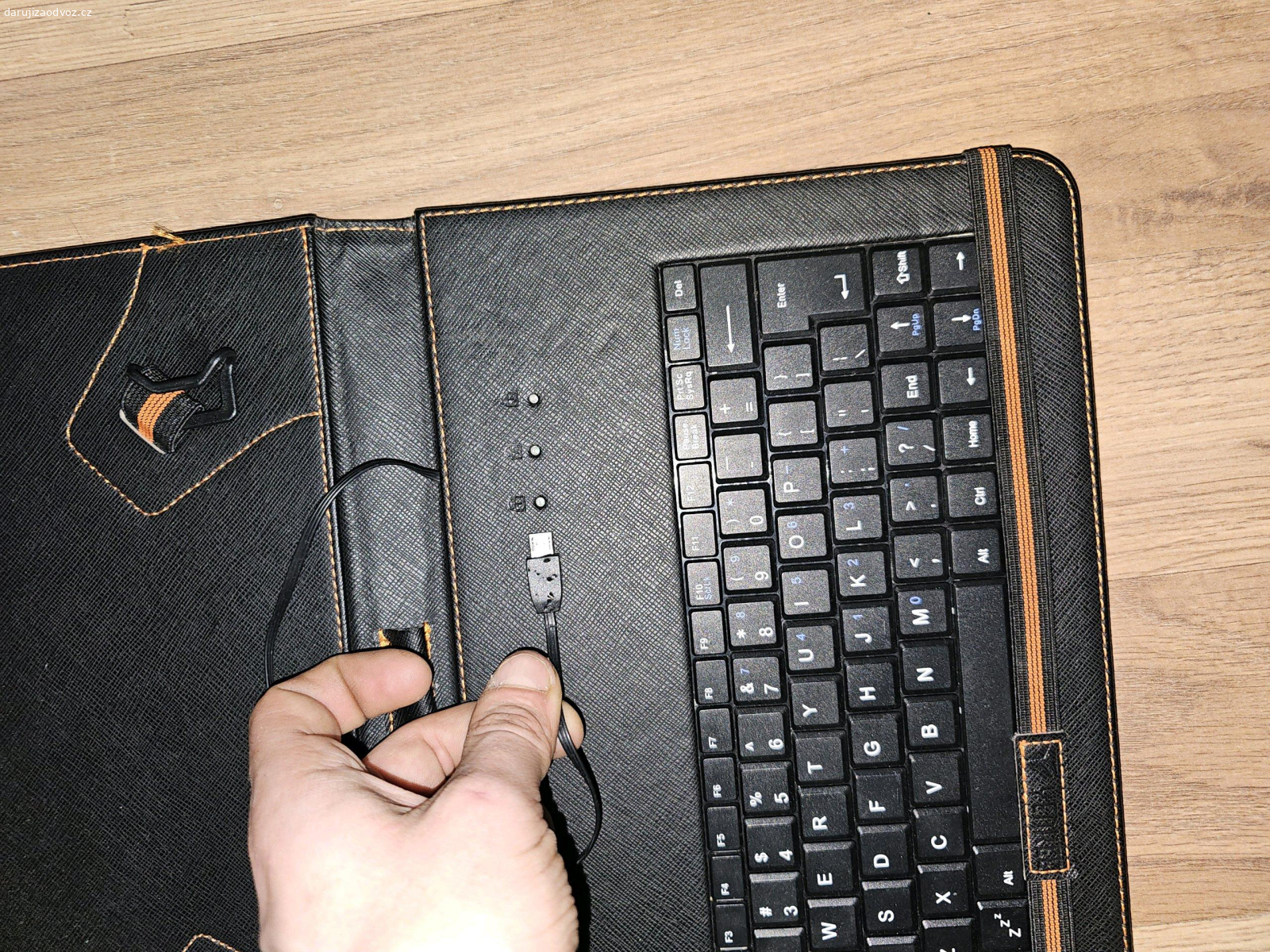 Klávesnice na tablet - USB micro B. Daruji plně funkční klávesnici k tabletu.
USB micro B. Může se dokoupit redukce na USB C a dá se použít k modernímu tabletu. 
Milka čokoláda potěší ale není podmínkou.