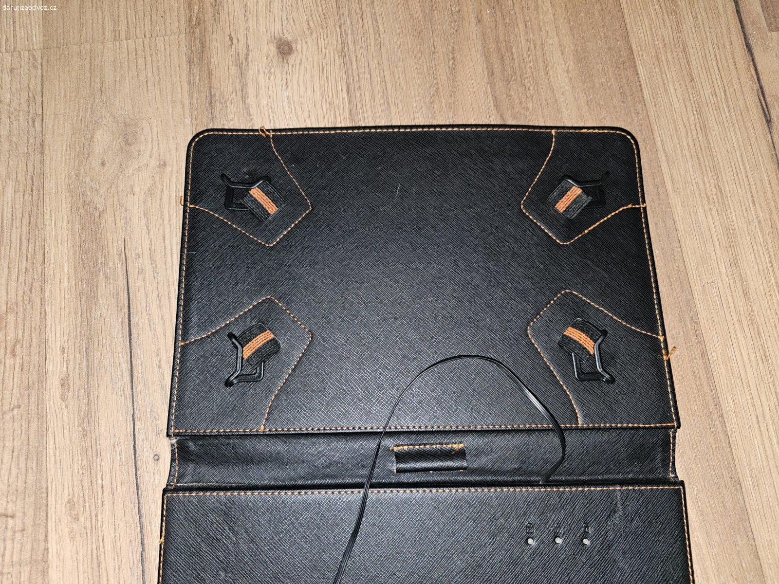 Klávesnice na tablet - USB micro B. Daruji plně funkční klávesnici k tabletu.
USB micro B. Může se dokoupit redukce na USB C a dá se použít k modernímu tabletu. 
Milka čokoláda potěší ale není podmínkou.