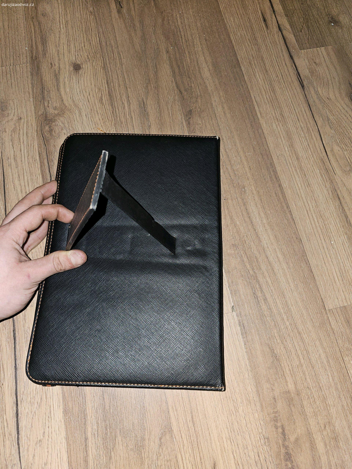 Klávesnice na tablet - USB micro B. Daruji plně funkční klávesnici k tabletu.
USB micro B. Může se dokoupit redukce na USB C a dá se použít k modernímu tabletu. 
Milka čokoláda potěší ale není podmínkou.