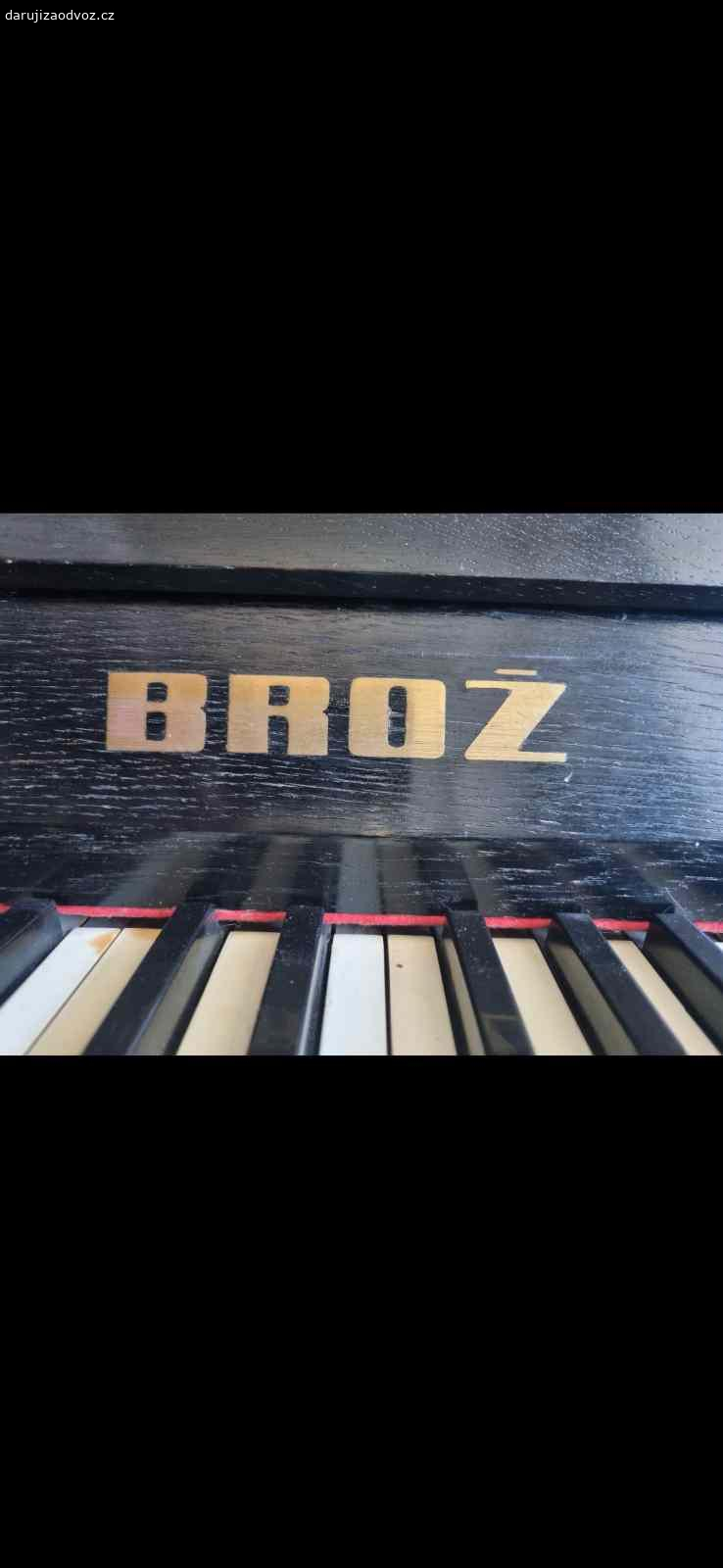 Klavír na dekorační účely. Daruji za odvoz klavír na dekorační účely.