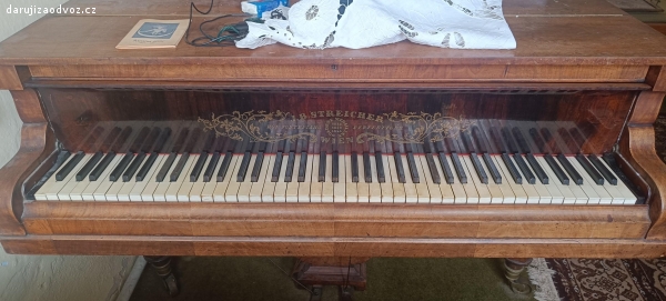 Daruji klavír. Starý klavír, délka asi 167 cm. Rozladěný.