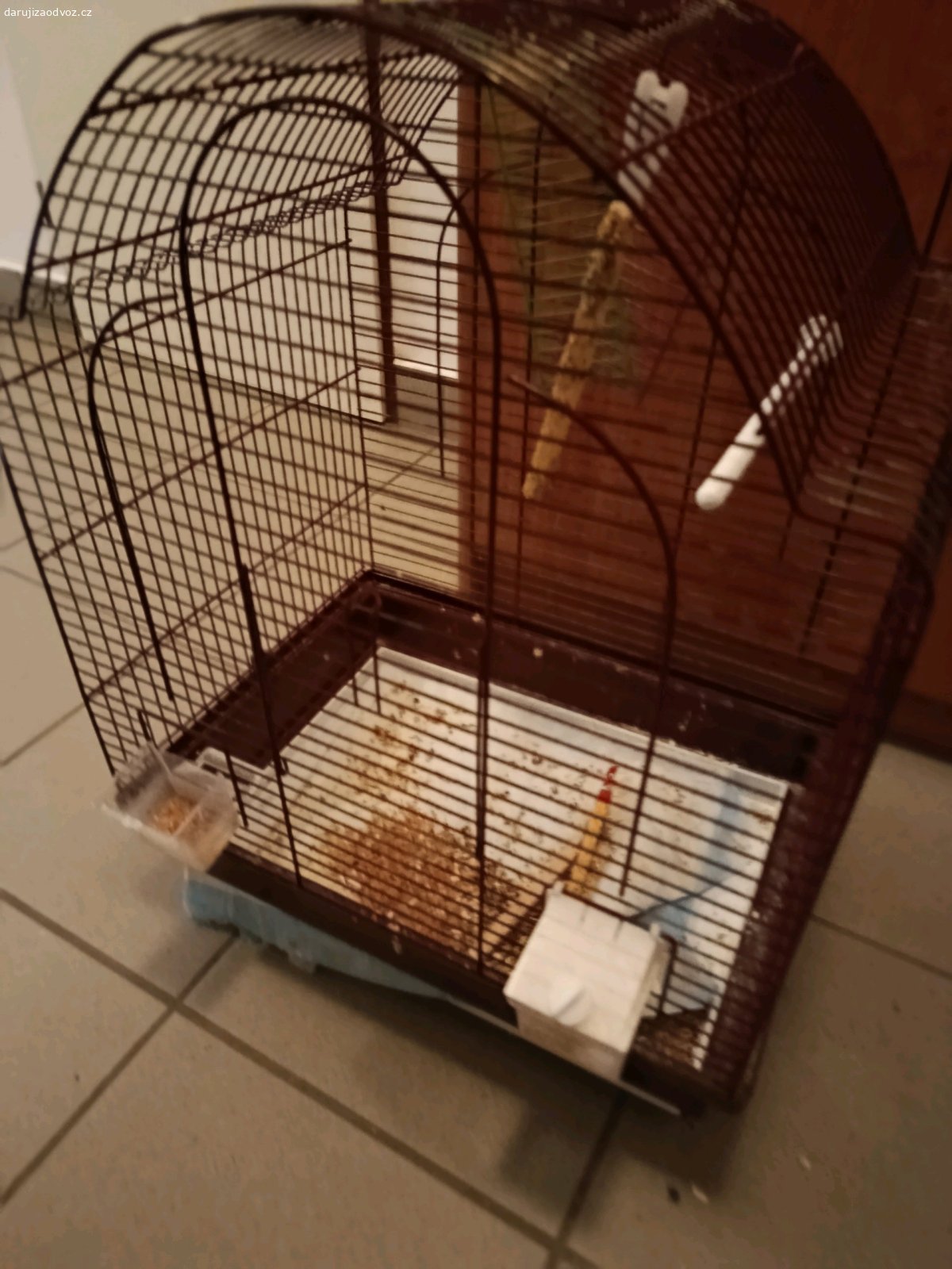 Klec pro papouška. Za čokoládu daruji klec pro papouška, rok používaná.