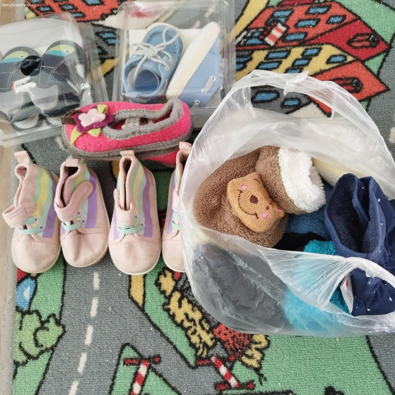 Kluk, holka oblečení 56-62. Pro ty naše nejmenší, jen někde flíčky, případně probrat, raději volat nebo sms