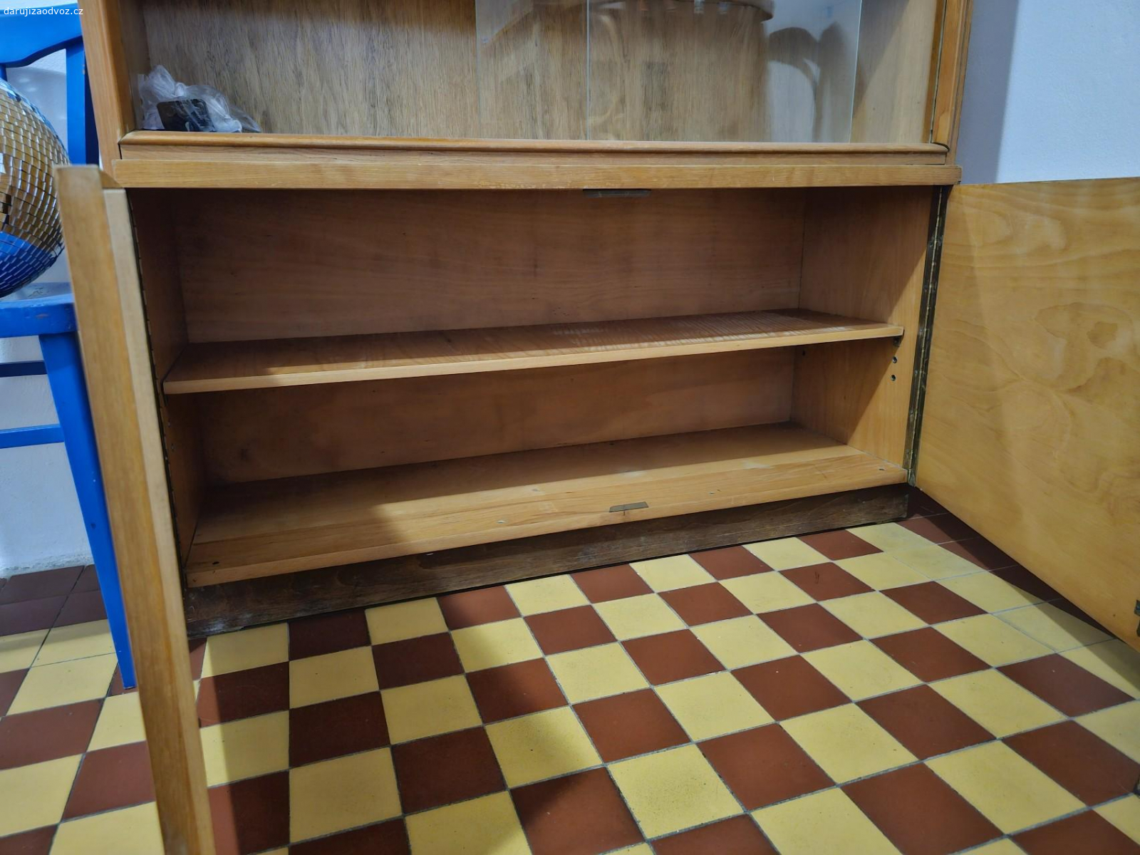 Knihovna / komoda. Daruji prosklenou komodu / knihovnu.

V dobrém stavu. Místy poškozený lak viz foto

Rozměry: 
v: 160cm
š: 118cm
h: 40cm

Nutný vlastní odvoz - Praha 6, Vítězné Náměstí