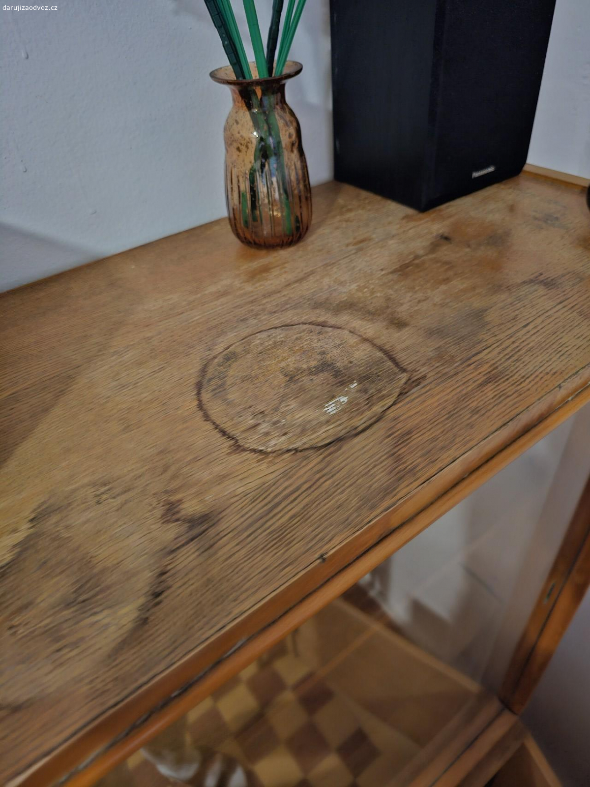 Knihovna / komoda. Daruji prosklenou komodu / knihovnu.

V dobrém stavu. Místy poškozený lak viz foto

Rozměry: 
v: 160cm
š: 118cm
h: 40cm

Nutný vlastní odvoz - Praha 6, Vítězné Náměstí