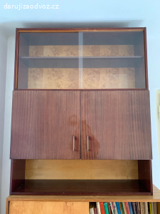 knihovna se skříňkou