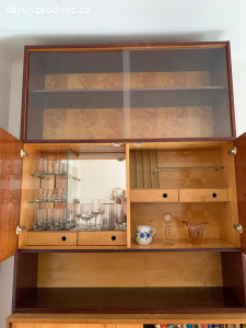 knihovna se skříňkou