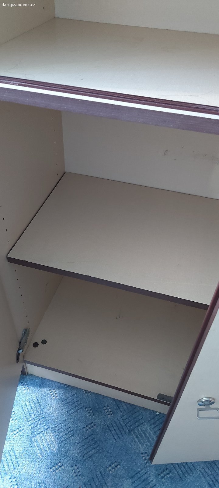 Knihovna/vitrína. Daruji knihovnu. Rozměry: 164,5 x 80 x 42,5(hloubka) 
Spodní dvířka nejdou zamčít, ale asi by se dalo opravit.