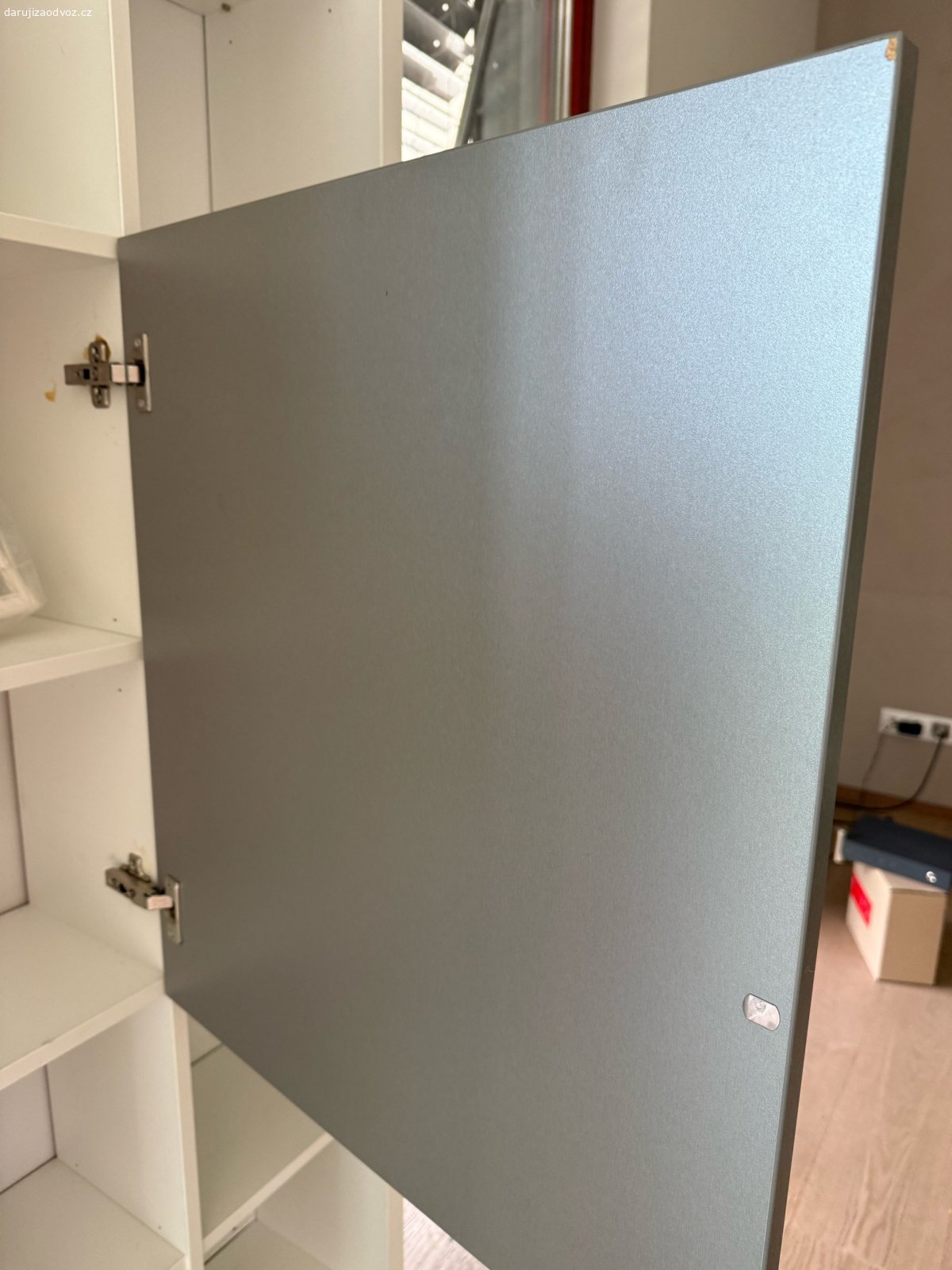 knihovna. lamino bílá/šedá VxŠxH 231x122x25
dvířka na tip on, používaná, vada na pantu
