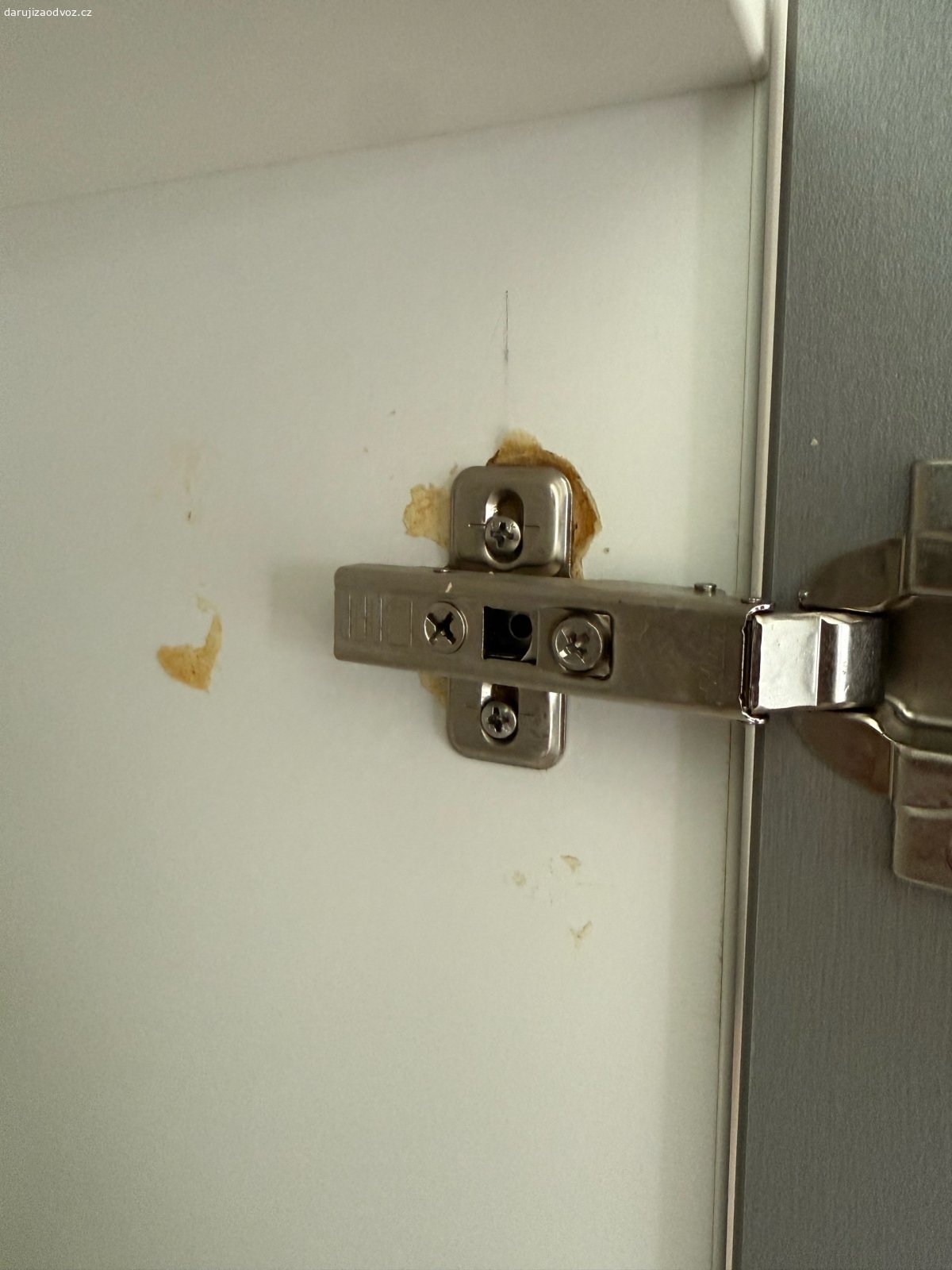 knihovna. lamino bílá/šedá VxŠxH 231x122x25
dvířka na tip on, používaná, vada na pantu