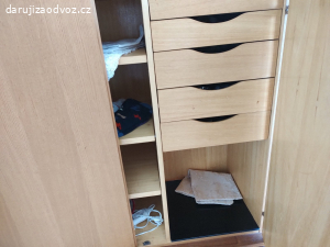 Knihovny a mensi skrinky viz foto