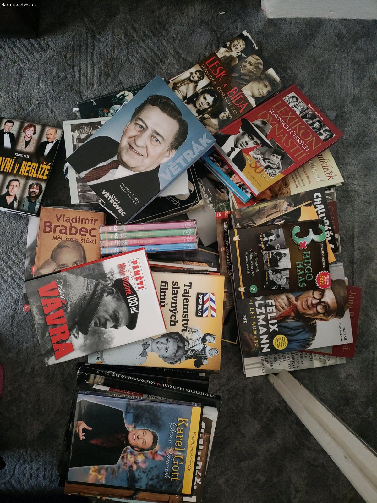 Knihy o hercích a různé encyklopedie. Cca 50 ks knih o hercích a tematické encyklopedie, většinou novější od 90 let, několik různých DVD. Většinou velmi zachovalé.