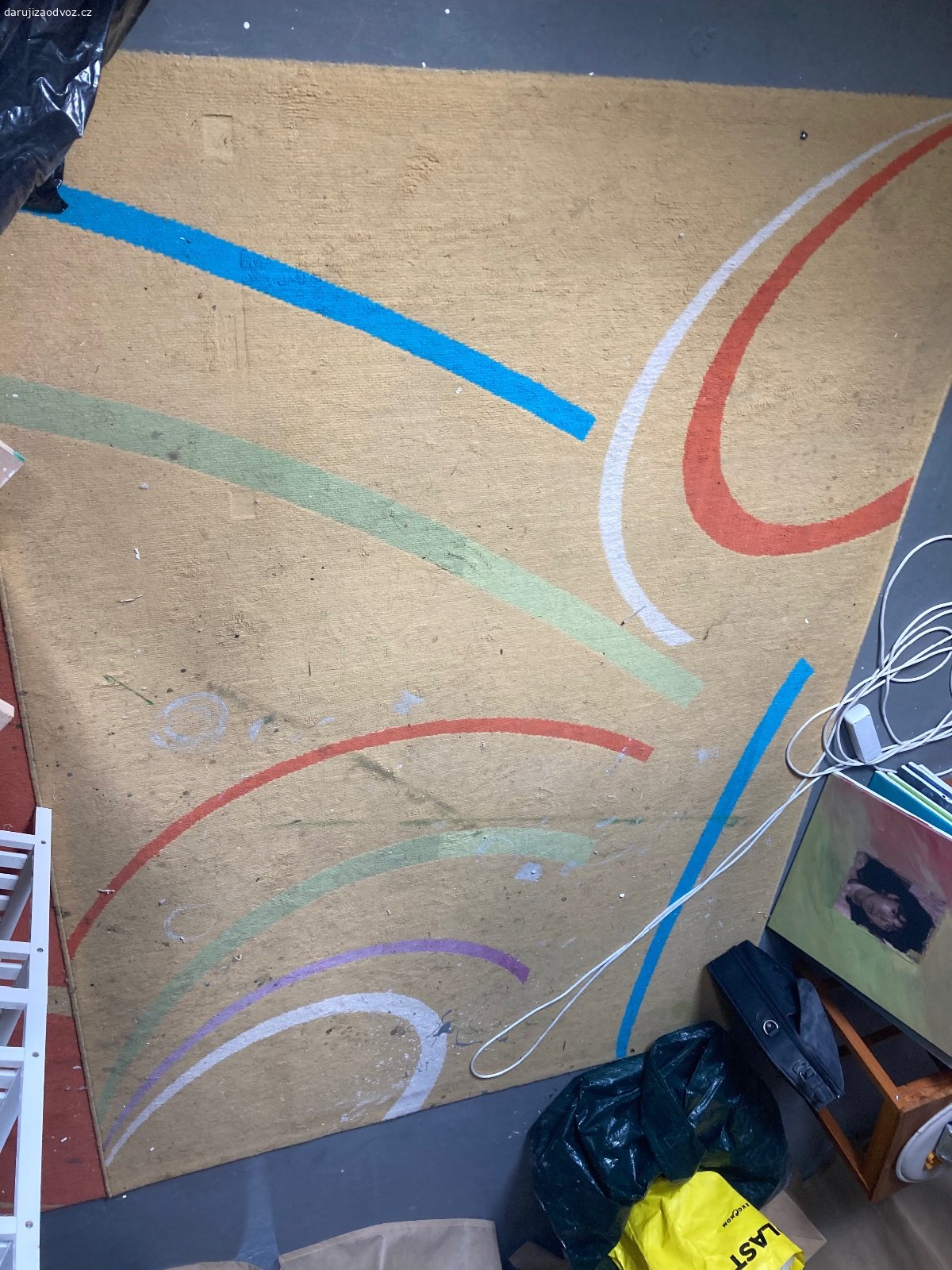 Koberce. 1 pár let stary, zelený, tento vzor byl od začátku jako patina, není poškozený.

Dalsi dva - oranžový a žlutý jsou zašpiněné od barev, lze využít někam do dílny apod. Možná by šlo vyčistit. 

Osobní odběr Neratovice ideálně zítra.