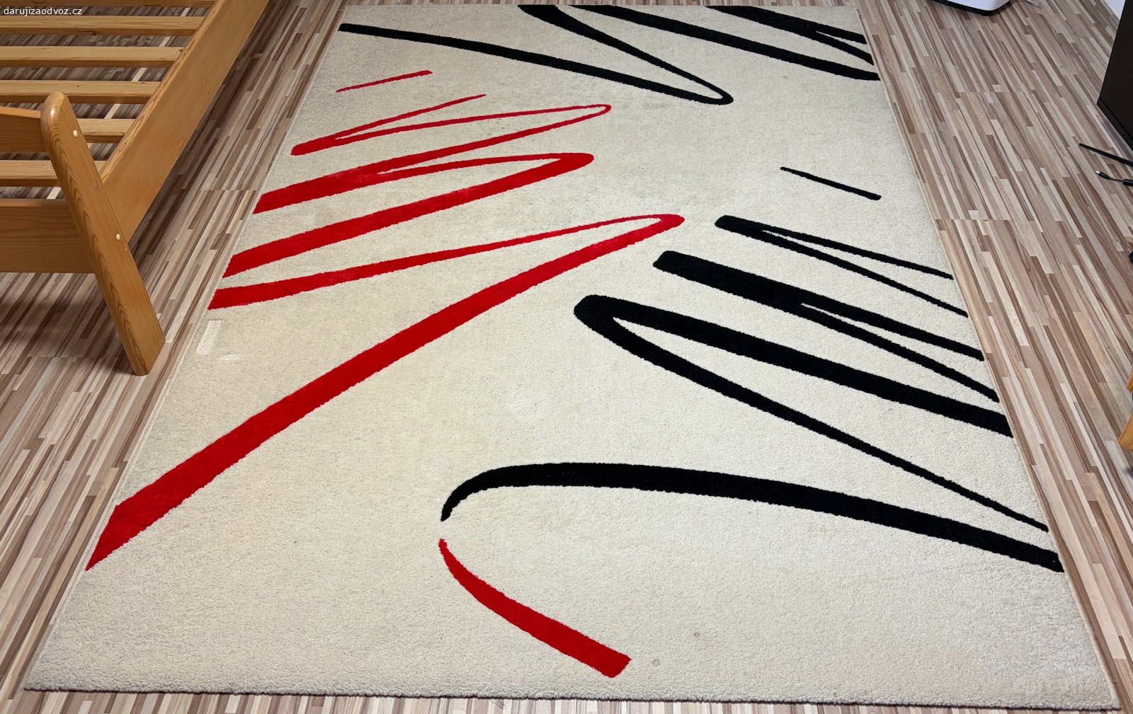 Koberec 160x230 světlý s čmáranicemi. Používaný, vyšší vlas. Rozměr reálný je cca 160x234 cm. Materiál poplypropylen. 
Je pouze vyluxovaný, doporučuji vytepovat, ale jestli zmizí všechny flíčky netuším. 
Za odvoz, na dotazy o zaslání nebudu ani reagovat.