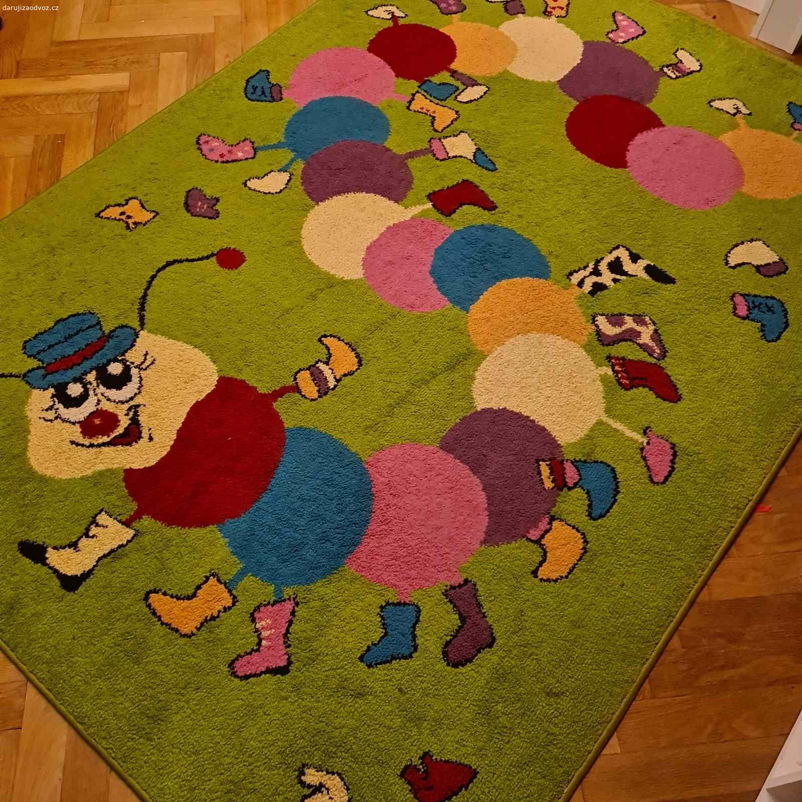 Koberec do dětského pokoje. Vyměníme za něco dobrého pro děti koberec v top stavu, prospěje mu vyčištění. Rozměry 160 x 220 cm. Osobní předání ulice Drahobejlova.