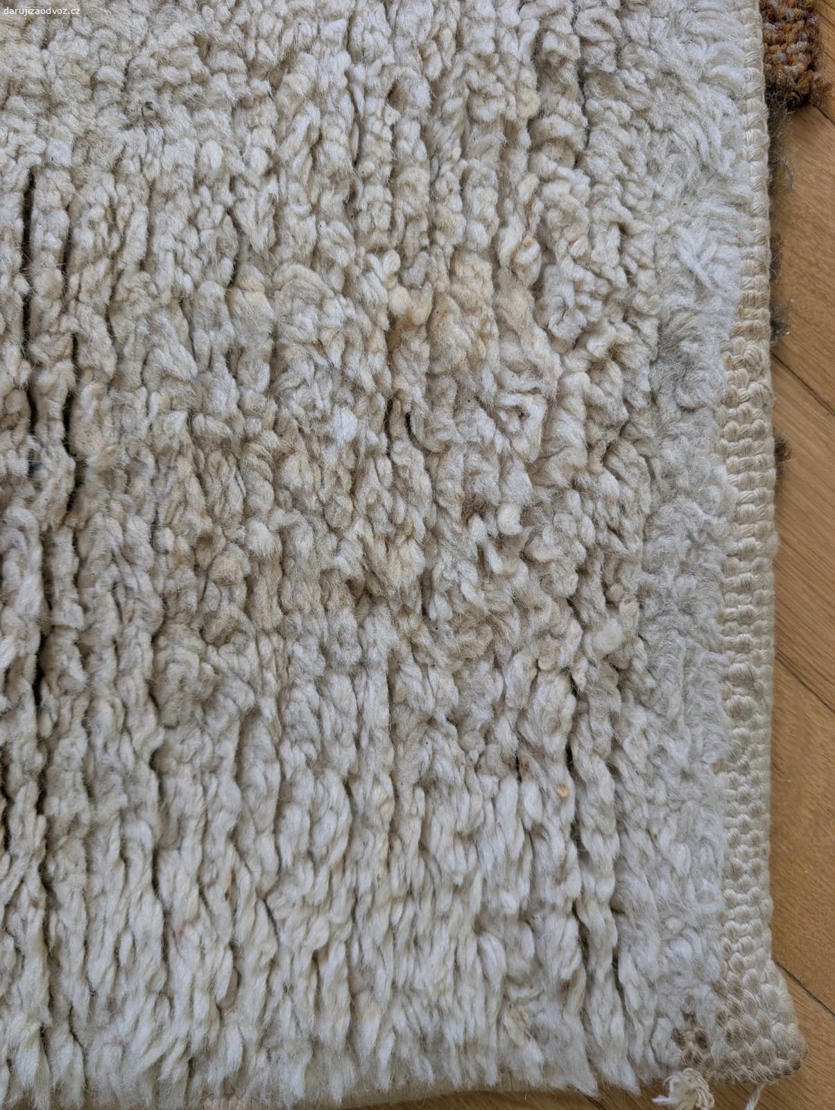 Koberec z ovčí vlny. 175 x 120 cm, Hřejivý, vlněný koberec, bohužel má fleky, nevím jak moc půjdou vyprat. Ale pokud by ho někdo využil aspoň pokud zvířata, těm fleky určitě vadit nebudou. ?
