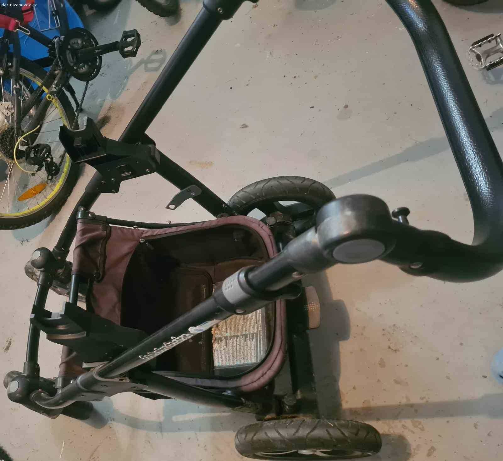 Kočár Baby Design Lupo dvojkombinace. Daruji starý kočárek Baby Design Lupo. 
Velmi snadné ovládání, nafukovací kola s aretací, pohodlné měkké odpružení, otočná sedačka, téměř úplný leh, prostorný košík pod kočárem, jednoduché skládání, originální pláštěnka, taška na sklápěcí řidítka. 
Korba má krásnou velkou stříšku s větráním, lze ji složit na placku. 
U sporťáku už místy trochu zlobí střecha a polohování zad nebo některé příslušenství - ochrana madla, nánožník. 
Po domluvě mohu přidat adaptéry na Maxi-Cosi vajíčka (měly by pasovat i na značky Cybex, Nuna, Joie, BeSafe, Kiddy, Recaro, Avionaut, Concord, s trochou snahy i Klippan Dinofix).