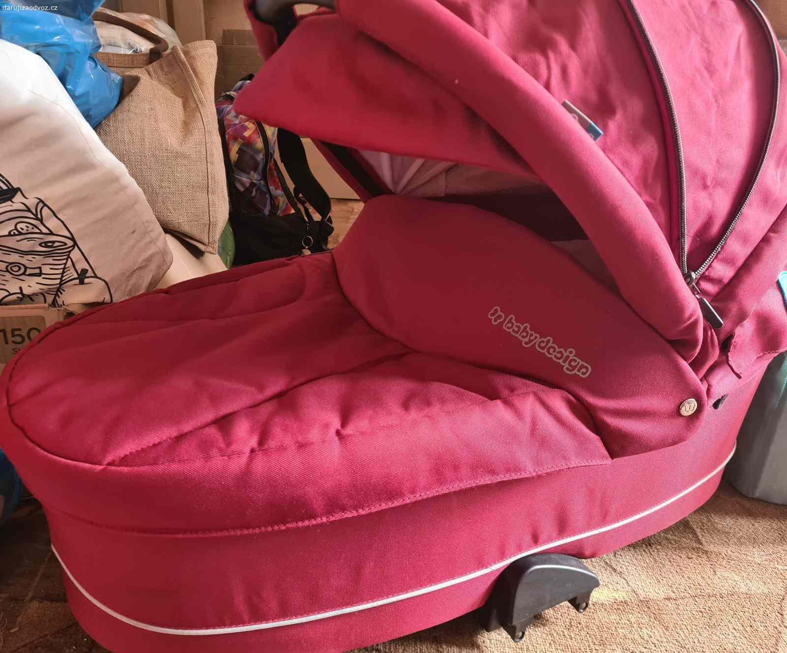 Kočár Baby Design Lupo dvojkombinace. Daruji starý kočárek Baby Design Lupo. 
Velmi snadné ovládání, nafukovací kola s aretací, pohodlné měkké odpružení, otočná sedačka, téměř úplný leh, prostorný košík pod kočárem, jednoduché skládání, originální pláštěnka, taška na sklápěcí řidítka. 
Korba má krásnou velkou stříšku s větráním, lze ji složit na placku. 
U sporťáku už místy trochu zlobí střecha a polohování zad nebo některé příslušenství - ochrana madla, nánožník. 
Po domluvě mohu přidat adaptéry na Maxi-Cosi vajíčka (měly by pasovat i na značky Cybex, Nuna, Joie, BeSafe, Kiddy, Recaro, Avionaut, Concord, s trochou snahy i Klippan Dinofix).