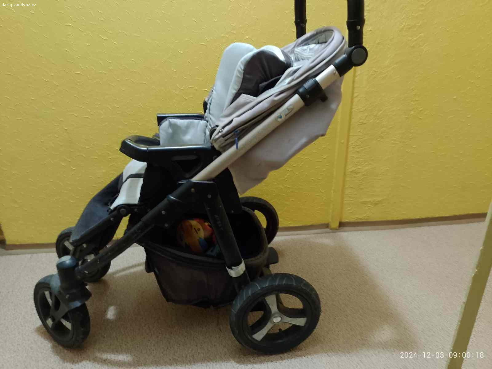 Kočárek baby design. Vyměním za dvě velké čokolády Studenstká pečeť. Kočárek po dvou dětech. Korbička pro ležící dítě a příslušenství je v krásném stavu, korbička pro sedící toho má dost za sebou, ale na chalupu třeba ještě bude dobrý.
V příslušenství je rukávník, fusáček, prostě viz foto.
Pouze osobní vyzvedutí Praha Bohnice.