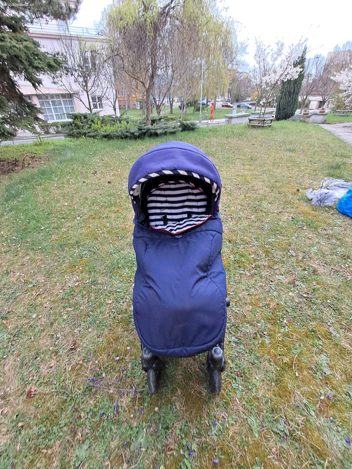 Kočárek dvojkombinace. Kočárek Petite Mars dvojkombinace Royal 2021. Má 2 vyfouknuté duše, dají se snadno dokoupit neoriginálni. Kola jsou ok, dvě náhradní navíc. Sklápění už trochu ochozené, ale poslouží. Necháme tomu, kdo si to nejdříve vyzvedne u nás