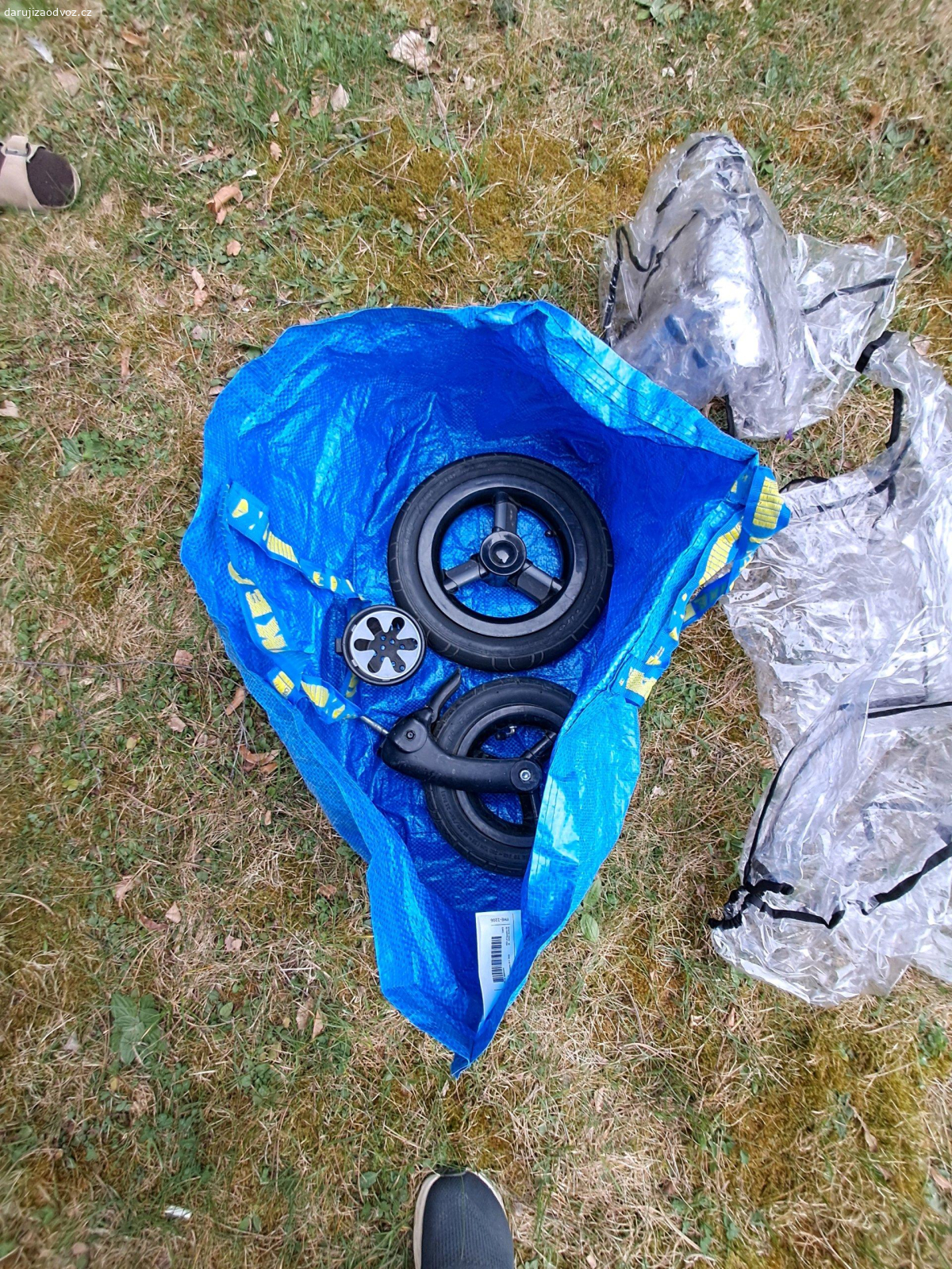 Kočárek dvojkombinace. Kočárek Petite Mars dvojkombinace Royal 2021. Má 2 vyfouknuté duše, dají se snadno dokoupit neoriginálni. Kola jsou ok, dvě náhradní navíc. Sklápění už trochu ochozené, ale poslouží. Necháme tomu, kdo si to nejdříve vyzvedne u nás