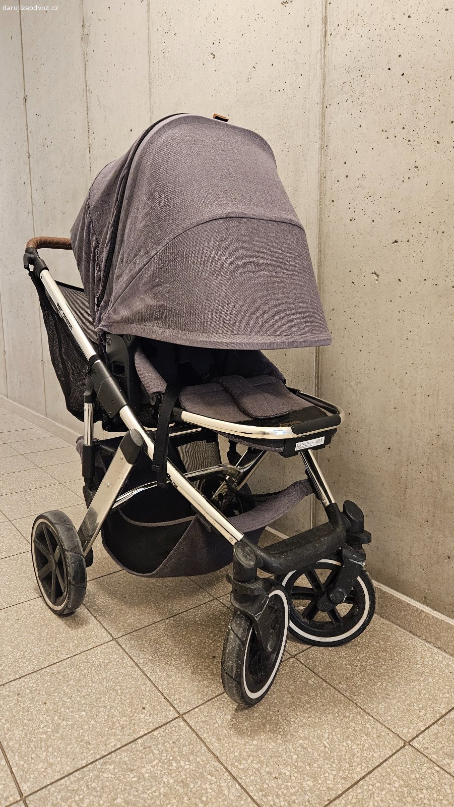 Kocarek dvojkombinace. Kocarek ABC Design Salsa 4 Air Diamond edition model 2020. Na sportovni nastavbe je pouzivani 2 deti znat. Korba je v perfektnim stavu. U podvozku funguje brzda jiz jen na jedno kolo. Vcetne veskereho prislusenstvi: drzak na piti, plastenka, nakupni taska, organizer, rukavnik. Vhodny na nahradni dily nebo jako vikendovy kocarek k prarodicum.
