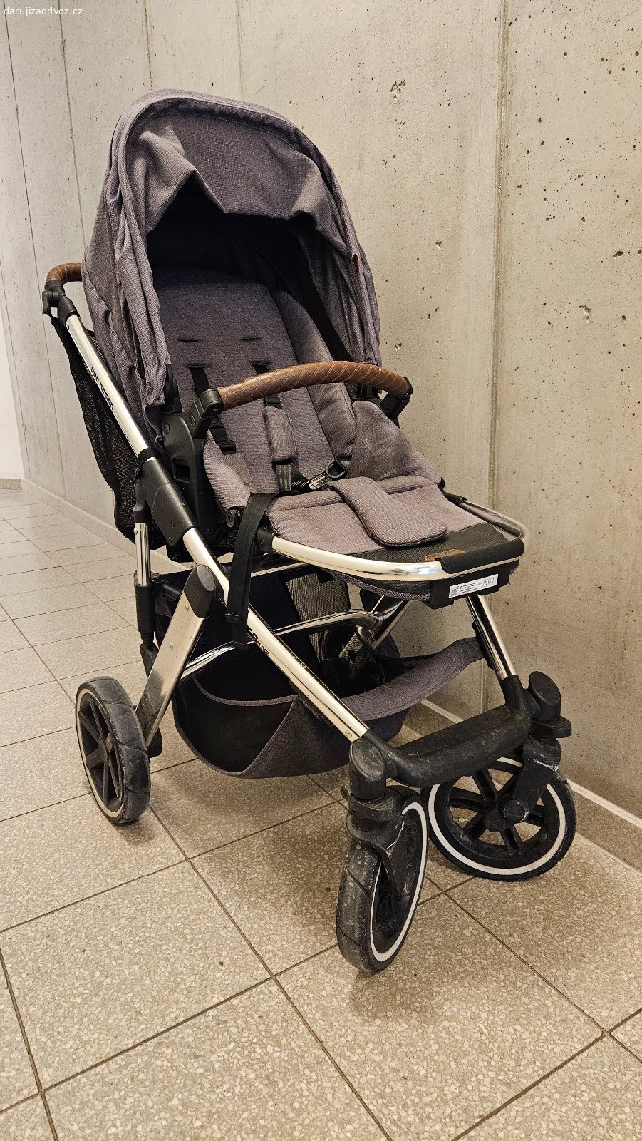 Kocarek dvojkombinace. Kocarek ABC Design Salsa 4 Air Diamond edition model 2020. Na sportovni nastavbe je pouzivani 2 deti znat. Korba je v perfektnim stavu. U podvozku funguje brzda jiz jen na jedno kolo. Vcetne veskereho prislusenstvi: drzak na piti, plastenka, nakupni taska, organizer, rukavnik. Vhodny na nahradni dily nebo jako vikendovy kocarek k prarodicum.