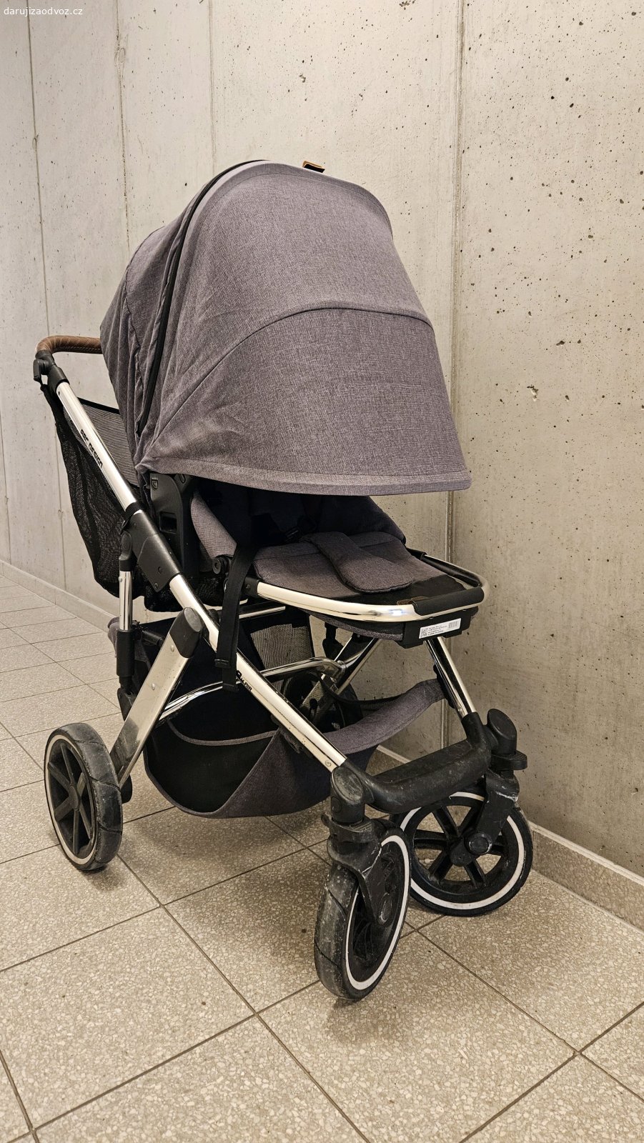 kocarek dvojkombinace. Kocarek ABC Design Salsa 4 Air Diamond edition model 2020. Na sportovni nastavbe je pouzivani 2 deti znat. Korba je v perfektnim stavu. U podvozku funguje brzda jiz jen na jedno kolo. Vcetne veskereho prislusenstvi: drzak na piti, plastenka, nakupni taska, organizer, rukavnik. Vhodny na nahradni dily nebo jako vikendovy kocarek k prarodicum nebo na chatu.