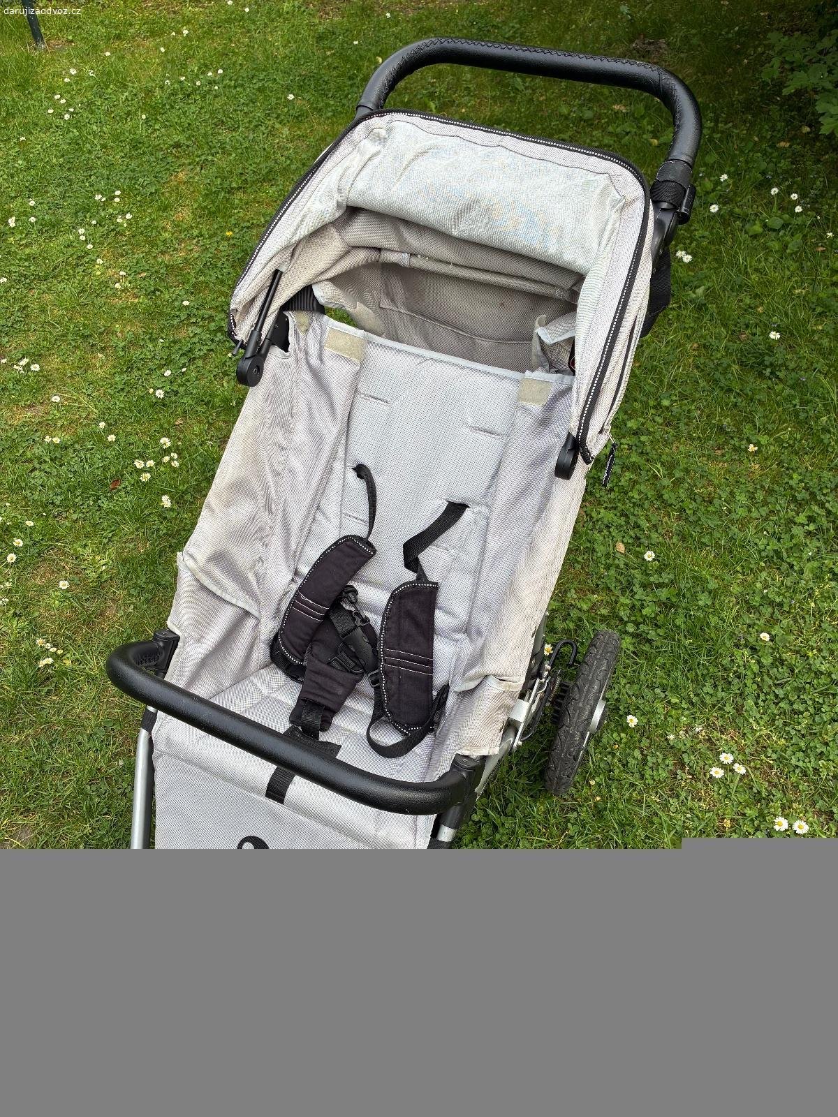 Kočárek Easy Walker. Kočárek Easy Walker

Kočárek je po 2 dětech, ale stále někomu může posloužit. Včetně pumpičky, pláštěnky a rukavic na zimu viz foto.