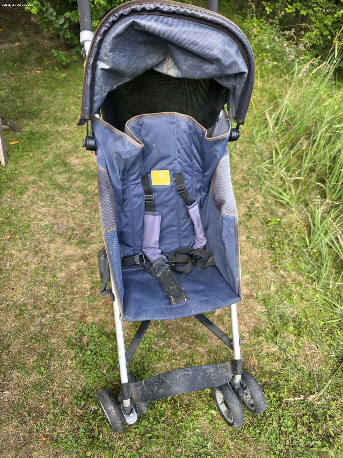 kočárek golfový. špinavý. parádu ani velkou službu už neudělá. třeba se někomu hodí na poklepání na zahradu dětem...
