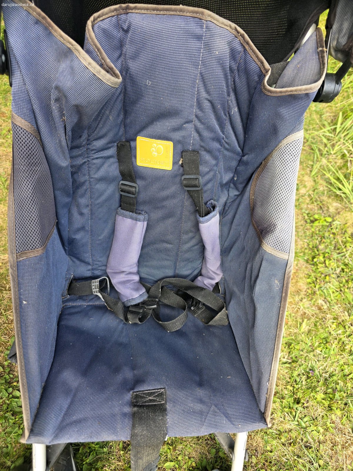 kočárek golfový. špinavý. parádu ani velkou službu už neudělá. třeba se někomu hodí na poklepání na zahradu dětem...