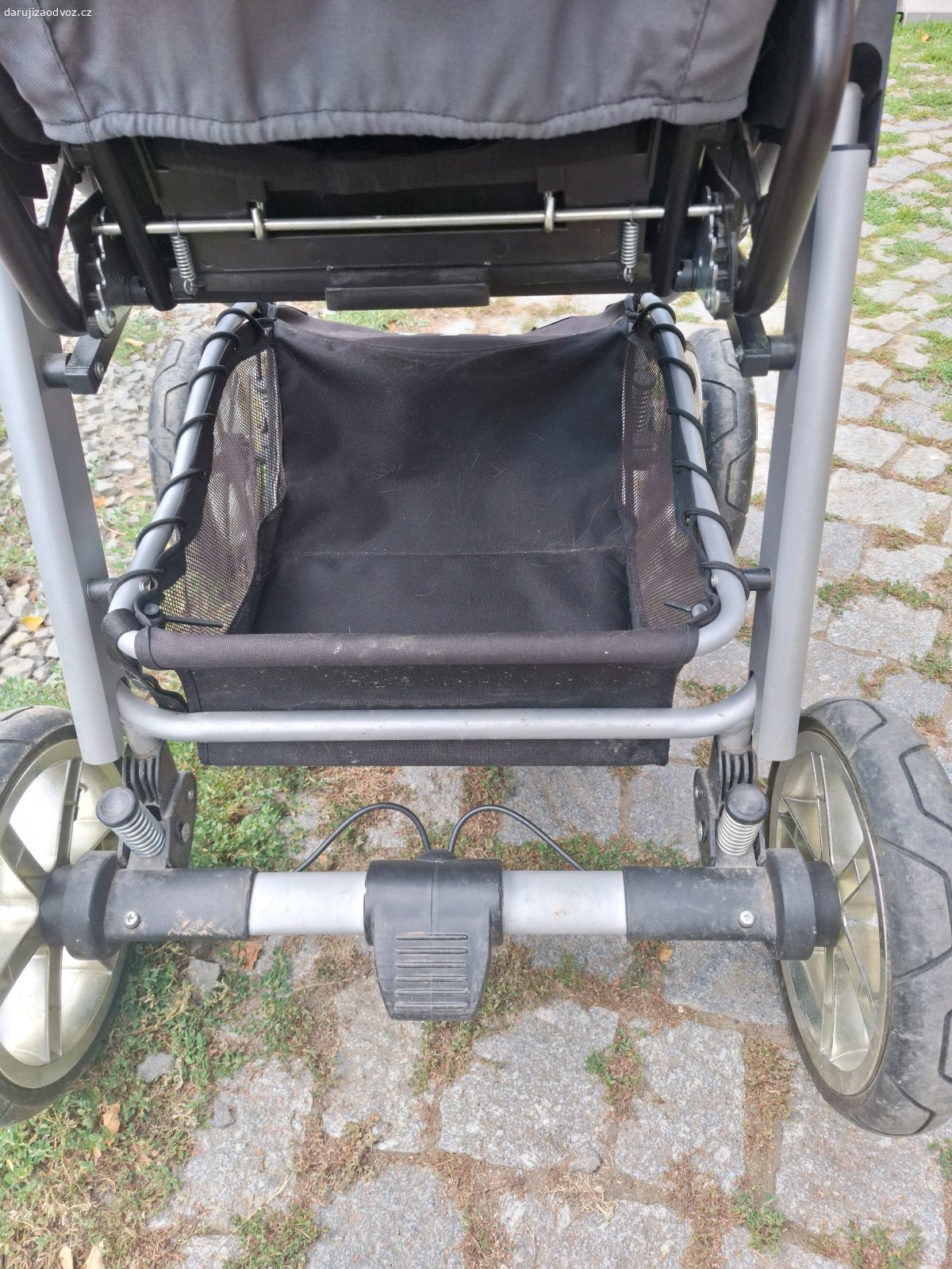 kočárek Patron. Daruji za odvoz kočárek Patron v pěkné stavu. má vyndavatelnou lehkou korbu. osobní převzetí.