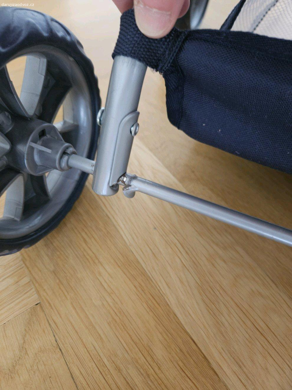 Kočárek pro panenku. Daruji používaný kočárek pro panenku.
Lze složit. Madlo je výškově nastavitelné. 
Je umytý, ale na potahu zůstalo pár skvrnek, které nelze vyčistit. 
Kovová konstrukce v jednom místě poškozená- viz poslední foto. Ale vše funguje.
Pouze osobní předání Praha 4-Podolí.