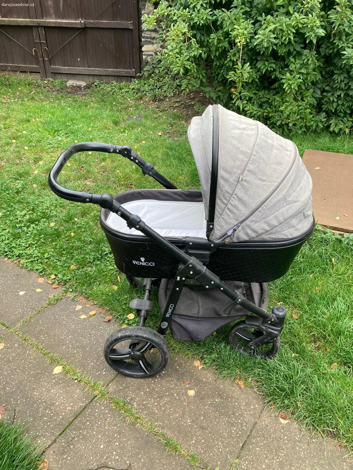 kočárek. darují za odvoz kočárek vše je funkční,  aretaci koleček kola nafukovací odpruzena.  bohužel není čistý musí se vše vyprat byl v garáži plus taška,  síťka a pláštěnka.