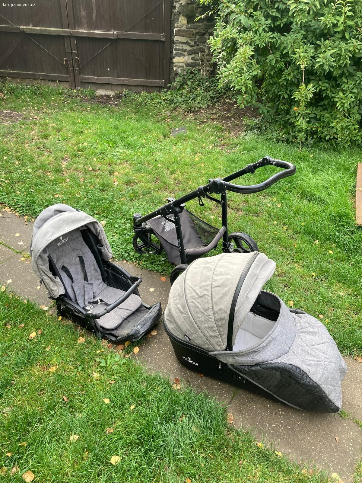 kočárek. darují za odvoz kočárek vše je funkční,  aretaci koleček kola nafukovací odpruzena.  bohužel není čistý musí se vše vyprat byl v garáži plus taška,  síťka a pláštěnka.