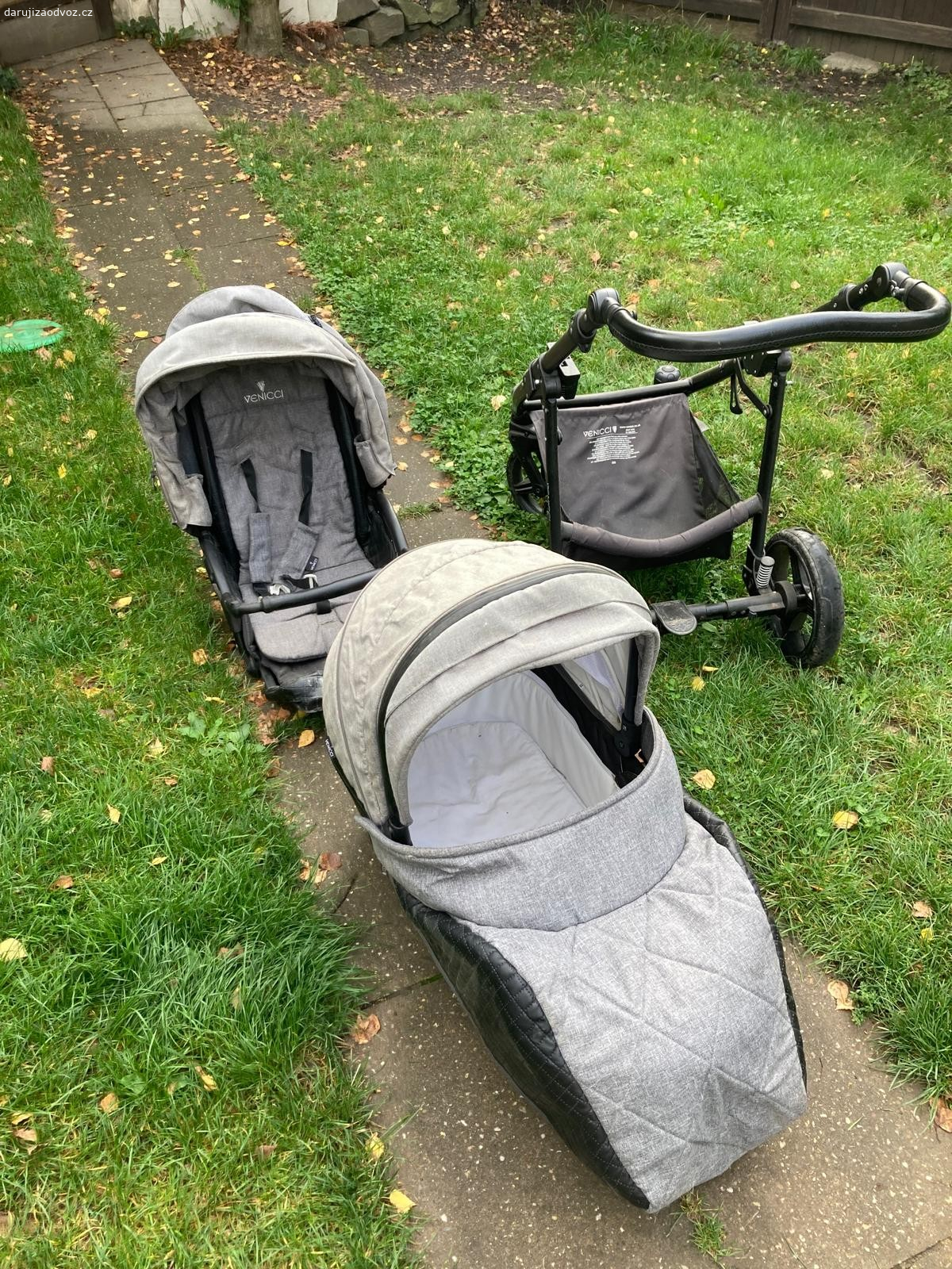 kočárek. darují za odvoz kočárek vše je funkční,  aretaci koleček kola nafukovací odpruzena.  bohužel není čistý musí se vše vyprat byl v garáži plus taška,  síťka a pláštěnka.