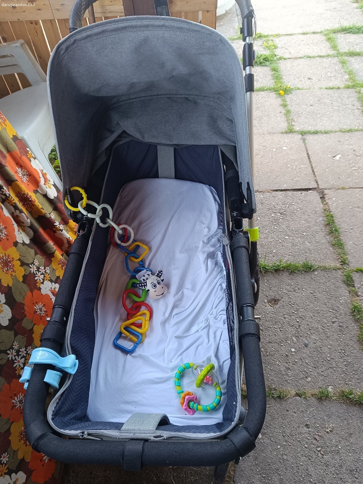 Kočárek. Daruji dětský městský kočárek bugaboo cameleon pouze s korbičku, sporťák k němu není.