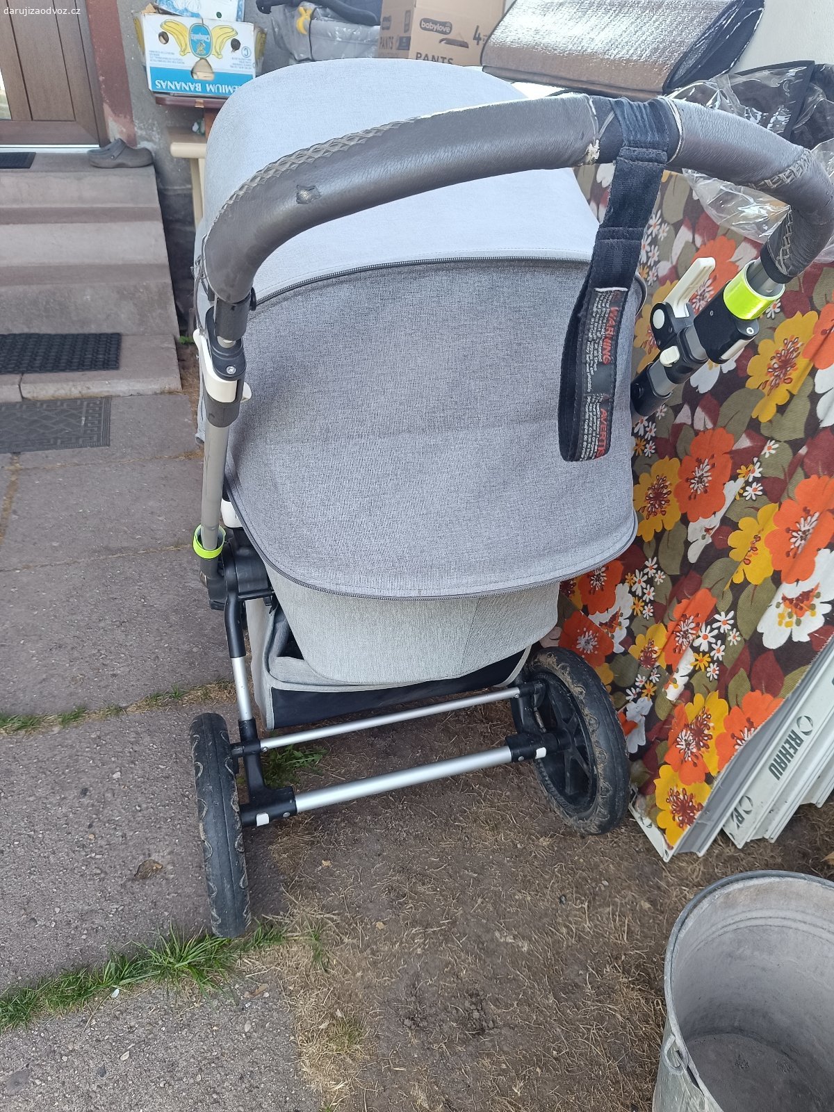 Kočárek. Daruji dětský městský kočárek bugaboo cameleon pouze s korbičku, sporťák k němu není.